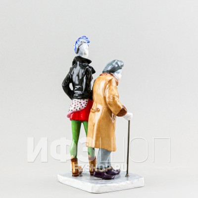 Бабушка с внучкой (На Невском, высота 18 см)