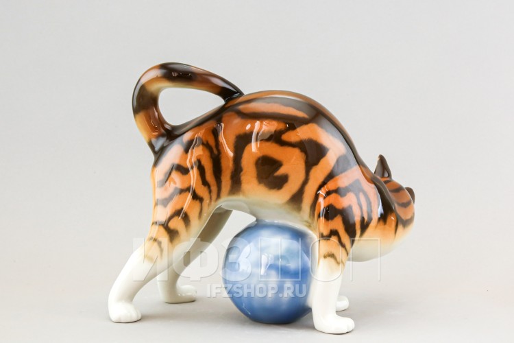 Кошка с клубком Мраморная (высота 19 см) 