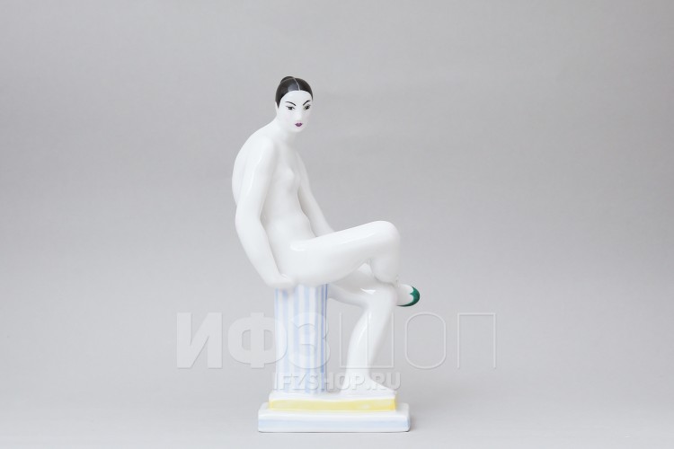 Женщина с туфлей (высота 18.4 см) в Москве