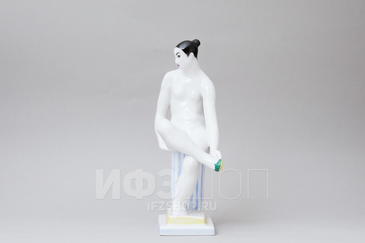 Женщина с туфлей (высота 18.4 см) в Москве