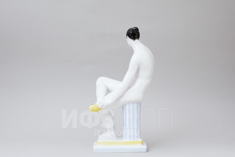 Женщина с туфлей (высота 18.4 см) в Москве