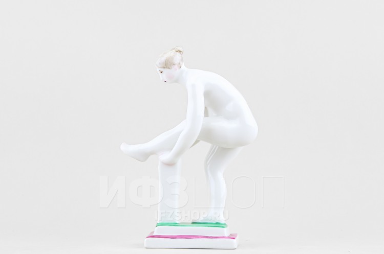 Женщина, надевающая чулок (высота 16.2 см) в Москве