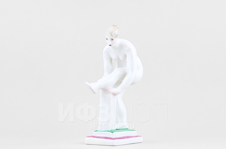 Женщина, надевающая чулок (высота 16.2 см) в Москве