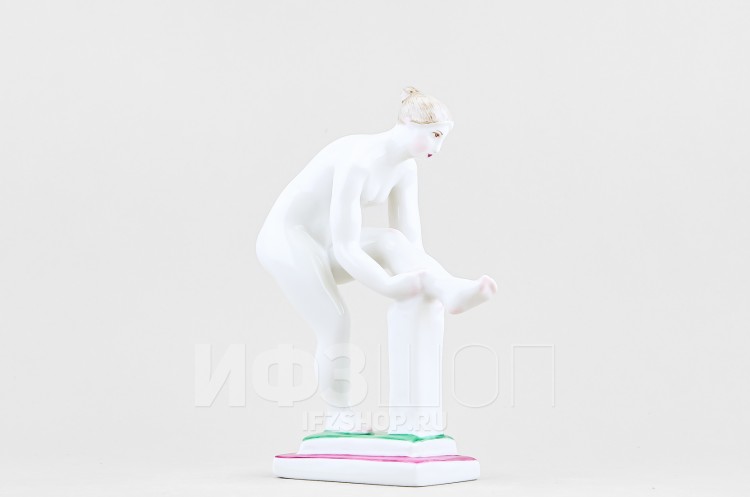 Женщина, надевающая чулок (высота 16.2 см) в Москве