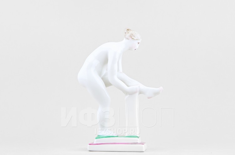 Женщина, надевающая чулок (высота 16.2 см) в Москве