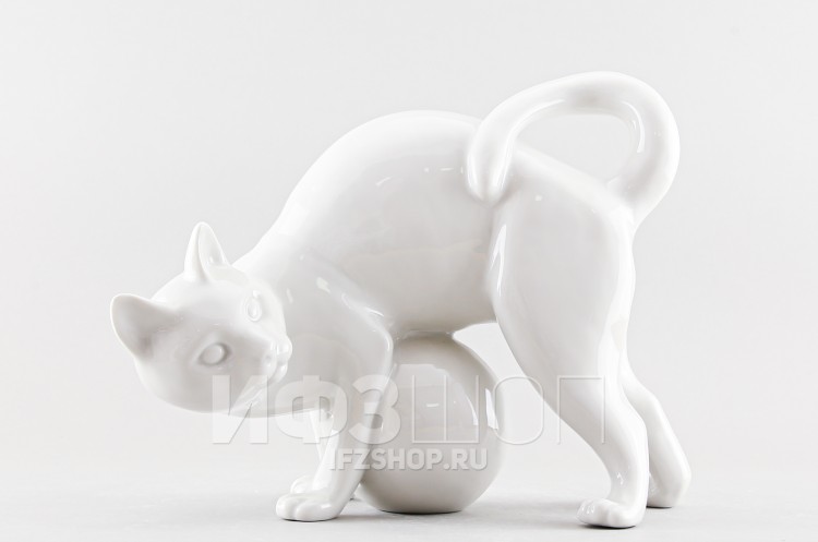 Кошка с клубком Белая (высота 19 см) 