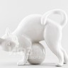 Кошка с клубком Белая (высота 19 см)