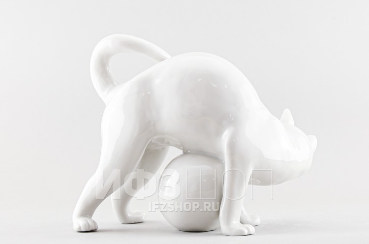 Кошка с клубком Белая (высота 19 см) 